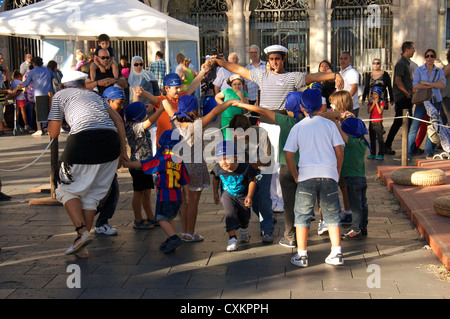 Promozione di Barcellona world race 2014 2015,cantastorie a giocare con i bambini a Las Ramblas,Barcellona,Spagna Foto Stock