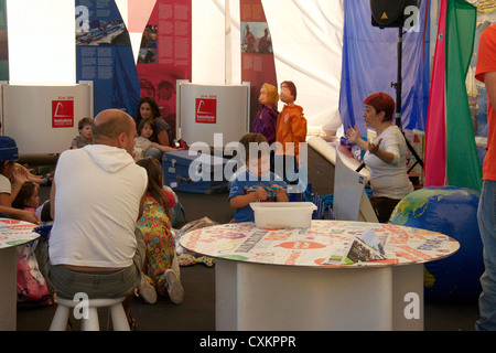 Promozione di Barcellona world race 2014 2015,cantastorie a giocare con i bambini a Las Ramblas,Barcellona,Spagna Foto Stock