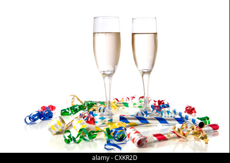 Due bicchieri di champagne con rumore di partito maker e streamers su uno sfondo bianco. Capodanno tema Foto Stock