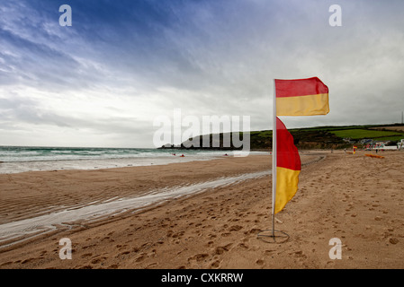 Il rosso e il giallo di bandiera lifeguard Praa sands Cornovaglia Foto Stock