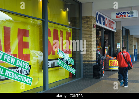 Sport Direct shop, vendita, un high street negozio andando fuori del business. Macchie MIDDLESEX REGNO UNITO. HOMER SYKES Foto Stock