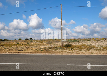 Polo utilità sul lato della strada di campagna, Murviel-les-Montpellier, Herault, Francia Foto Stock