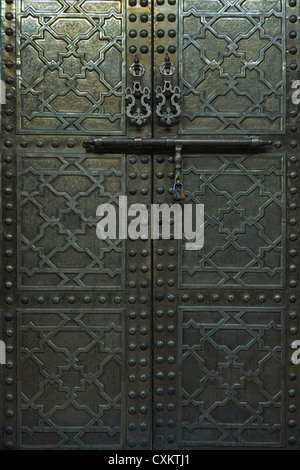 Porta in ottone, souk tradizionali, Marrakech, Marocco Foto Stock