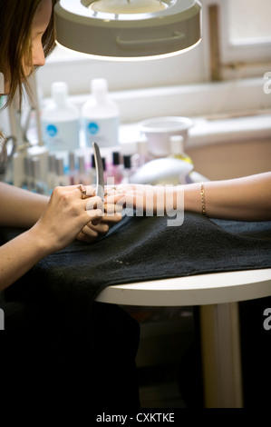 Donna estetista dando una manicure Foto Stock