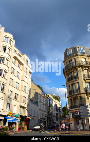 Un soleggiato serata estiva nel sobborgo di Issy-les-Moulineaux, un sobborgo di Parigi. Foto Stock