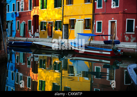 Case colorate e riflessi di Burano Venezia Italia Foto Stock