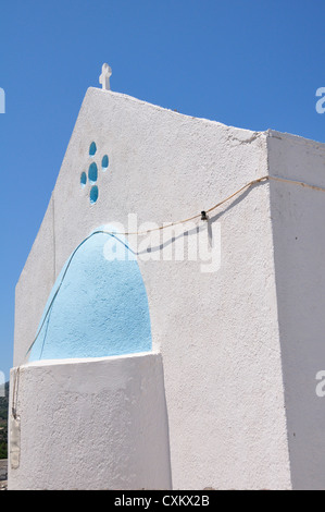 Vista posteriore di una chiesa greco ortodossa in collina borgo agricolo di Kroustas, vicino a Agios Nikolaos, Creta, Grecia Foto Stock