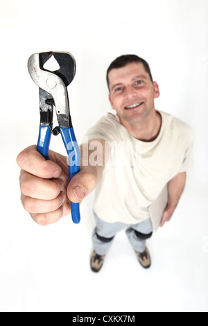 L'uomo tenendo premuto Fine-pinze di taglio Foto Stock