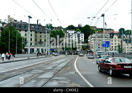 Auto e treno via sul ponte sul fiume Limmat a Zurigo. Questo è un molto ampio ponte ed è stata utilizzata da un numero di persone. Foto Stock