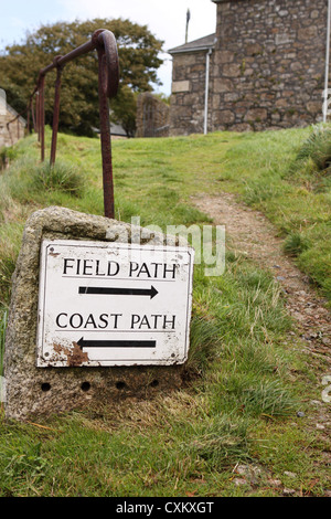 Zennor Cornwall sentiero segno nel villaggio costiero di percorso e il percorso del campo Foto Stock