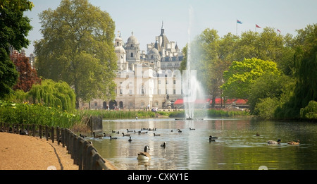 Una vista di Admiralty Building attraverso il lago in St James Park, London, Regno Unito. Foto Stock