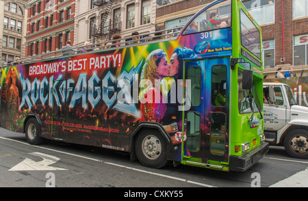 New York City, NY, USA, American Advertising on Tour Bus, Street Scenes, in Manhattan 'Rock of Ages » rock'n'roll, arte pubblica New york City colorata Foto Stock