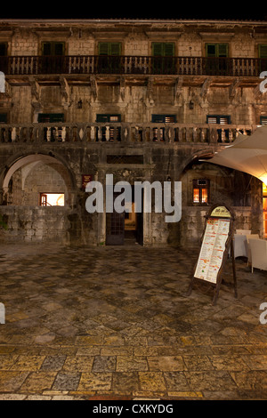 Scena di strada, città vecchia di Kotor, Montenegro Foto Stock