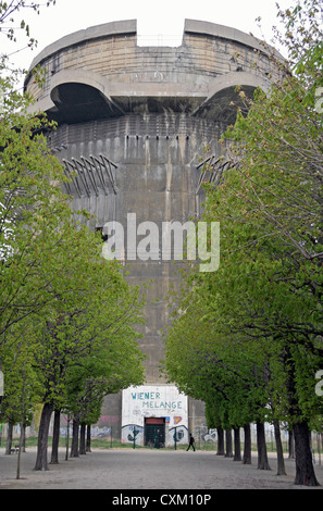 La massiccia G-Torre tedesco Seconda Guerra Mondiale anti-aerei flak torre (flackturme) in Augarten, centrale di Vienna, Austria. Foto Stock