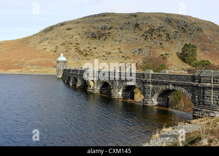 Craig Goch serbatoio e dam archi, Elan Valley Wales UK. Foto Stock