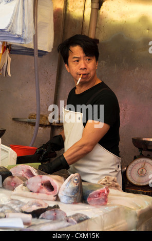Fishmonger, mercato bagnato di Bowrington Road, Hong Kong Foto Stock