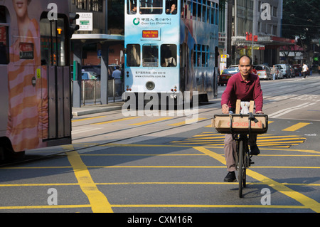 Locale di hong kong uomo escursioni in bicicletta attraverso la Wan Chai sulla sua bicicletta di consegna. Foto Stock