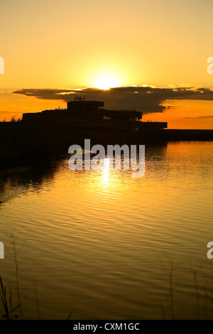 Sunset, anatre Unlimited Headquarters Building, Rovere Amaca Marsh, Manitoba, Canada Foto Stock