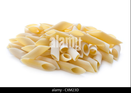 Non cotte raw secco penne, pennoni rigati o rigate pasta in un heap isolato su uno sfondo bianco Foto Stock