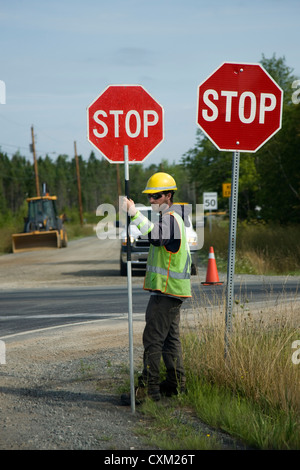 Doppio segno di arresto in corrispondenza di un incrocio stradale costruzione in Nova Scotia Foto Stock