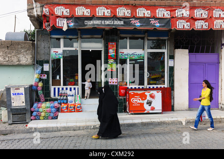 Piena hijab e di stile occidentale le donne in Cizre,Turkish-Iraqi città di confine, provincia di Sirnak, Turchia Foto Stock