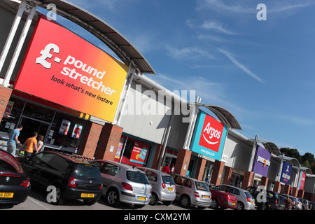 Terrazza di unità di vendita al dettaglio a Heanor Retail Park Foto Stock