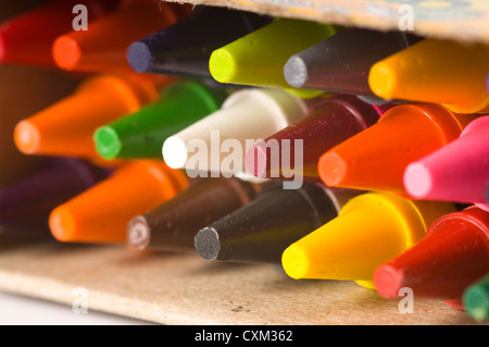 Sfondo di matite di nuovo nella casella, forniture scolastiche o per bambini voci Foto Stock