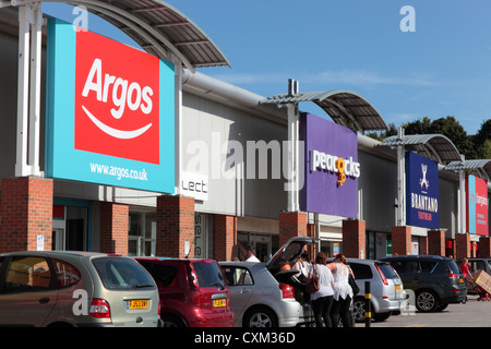 Terrazza di negozi al dettaglio a Heanor Retail Park Foto Stock