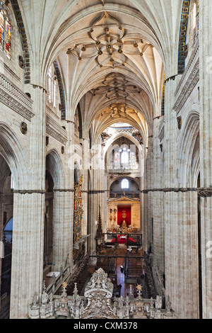 Vista aerea dell'interno navata centrale con i sedili del coro e altare, foderato con colonne e soffitto. Cattedrale di Salamanca Foto Stock