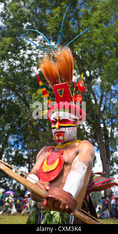 L'uomo con la tradizionale pittura del viso e copricapo a singsing Festival Goroka, Papua Nuova Guinea Foto Stock