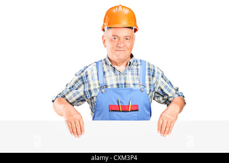 Un maschio lavoratore edile tenendo un pannello isolato su sfondo bianco Foto Stock