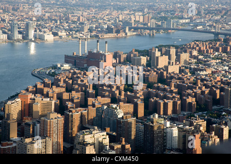 Manhattan vista dal ponte di osservazione dell'Empire State Building di New York Foto Stock