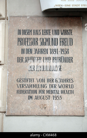 Lapide al di fuori del Sigmund Freud Museum (Vienna), Ex casa del professore, Berggasse 19, Vienna, Austria. Foto Stock