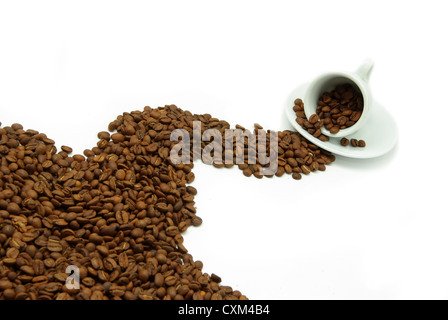 I chicchi di caffè in una tazza bianca Foto Stock