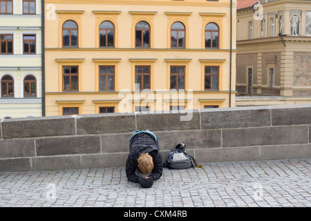 Mendicante per le strade di Praga Foto Stock