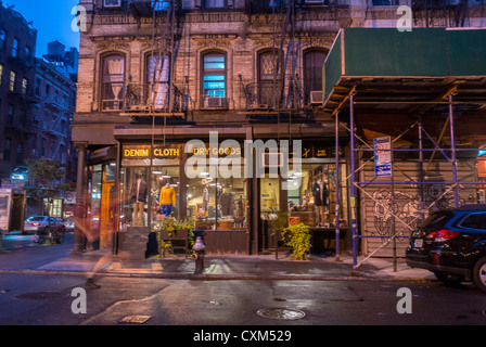 New York City, New York, Stati Uniti, Street Scenes, "Lower East Side", tenements, quartieri locali di Manhattan, negozi d'epoca, edifici cittadini, Small Shop Night, New York Immigration che ospitano edifici newyorkesi, negozi d'affari Foto Stock