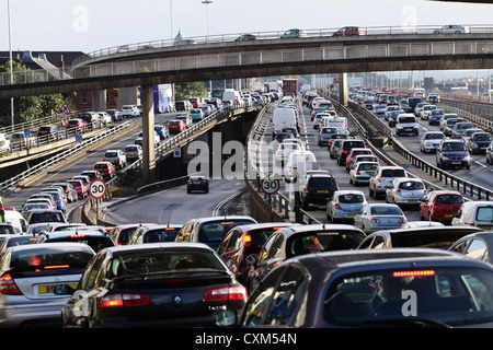 Un ingorgo sull'autostrada M8 e Kingston Bridge Approach strade nel centro della città di Glasgow, Scotland, Regno Unito Foto Stock