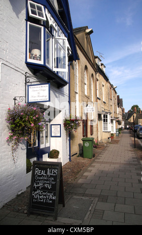 Negozi lungo High Street Woodstock Oxfordshire Foto Stock