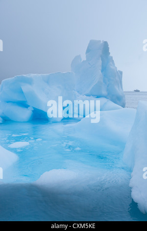 Una scultorea glaçon off continental Antartide nel Mare di Weddell. Foto Stock