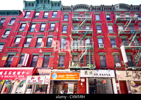 New York City - 29 ago: Historic tenement edifici di appartamenti e aziende nella città di New York Chinatown il 29 agosto 2012. Foto Stock