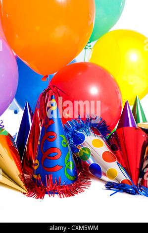 Festa di compleanno lo sfondo con il partito di cappelli, floating palloncini e bandiere Foto Stock