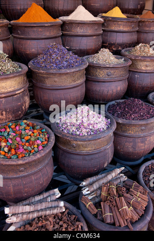 Vasi di ceramica con fiori secchi, erbe aromatiche e spezie Marrakech, Marocco Foto Stock