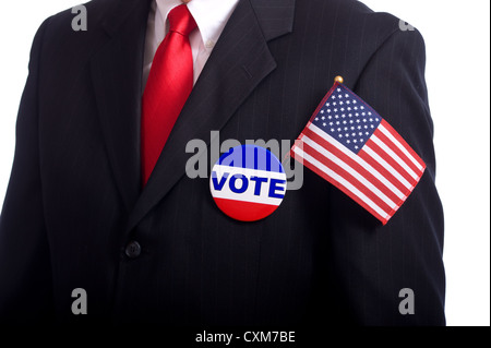 Un uomo che indossa un blu business suit e legare con un pulsante di votazione e noi bandiera. Il giorno delle elezioni in background o di concetto Foto Stock