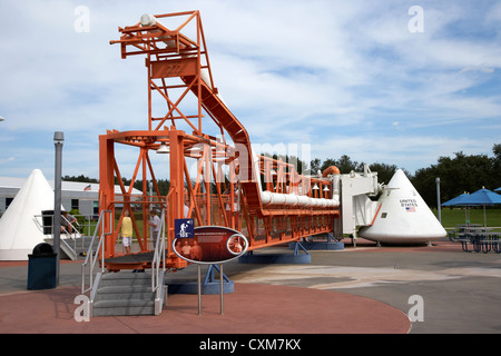 La passerella dalla torre di lancio LC-39A nel giardino a razzo al Kennedy Space Center Florida USA Foto Stock