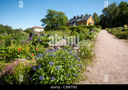 Tradizionale in legno casa finlandese e riparto in Annala giardini in Arabia, Helsinki, Finlandia Foto Stock