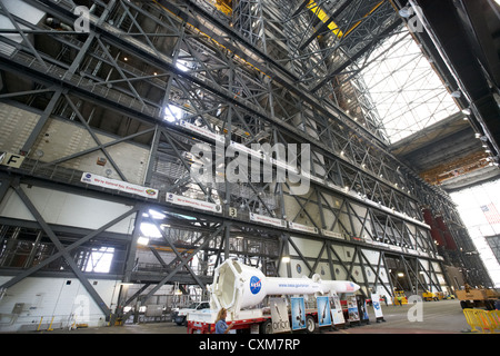 Orion mockup e interno del gruppo del veicolo edificio Kennedy Space Center Florida USA Foto Stock