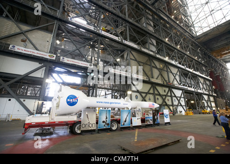 Interno del gruppo del veicolo edificio con mockup della Nasa orion lancio del sistema ESC Kennedy Space Center Florida USA Foto Stock