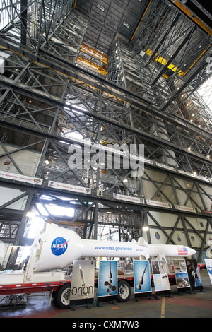 Interno del gruppo del veicolo edificio con mockup della Nasa orion lancio del sistema ESC Kennedy Space Center Florida USA Foto Stock