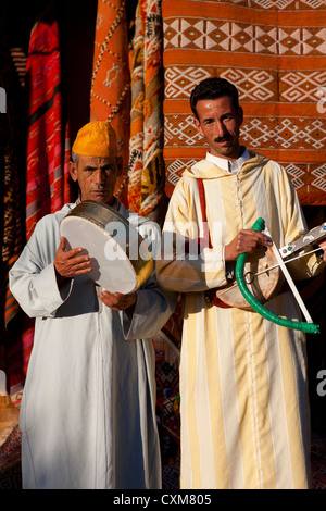 Musicisti marocchini suonare strumenti musicali tradizionali nella Djema El Fna a Marrakech, Marocco. Foto Stock