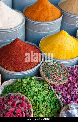 Benna e e cesti con le spezie e le erbe aromatiche essiccate e fiori nel mercato di Marrakesh, Marocco Foto Stock